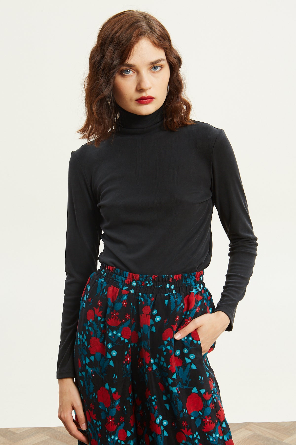 Nina turtleneck black top