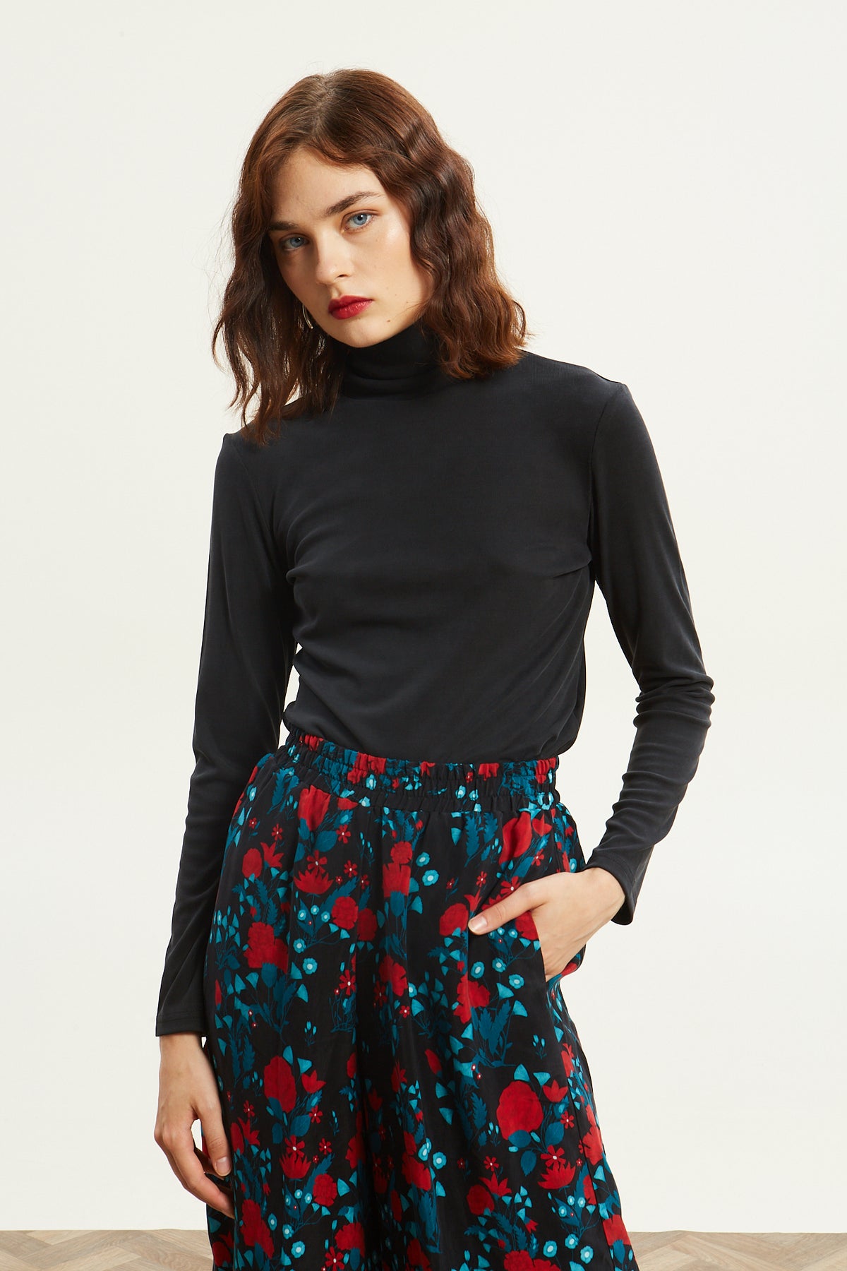 Nina turtleneck black top