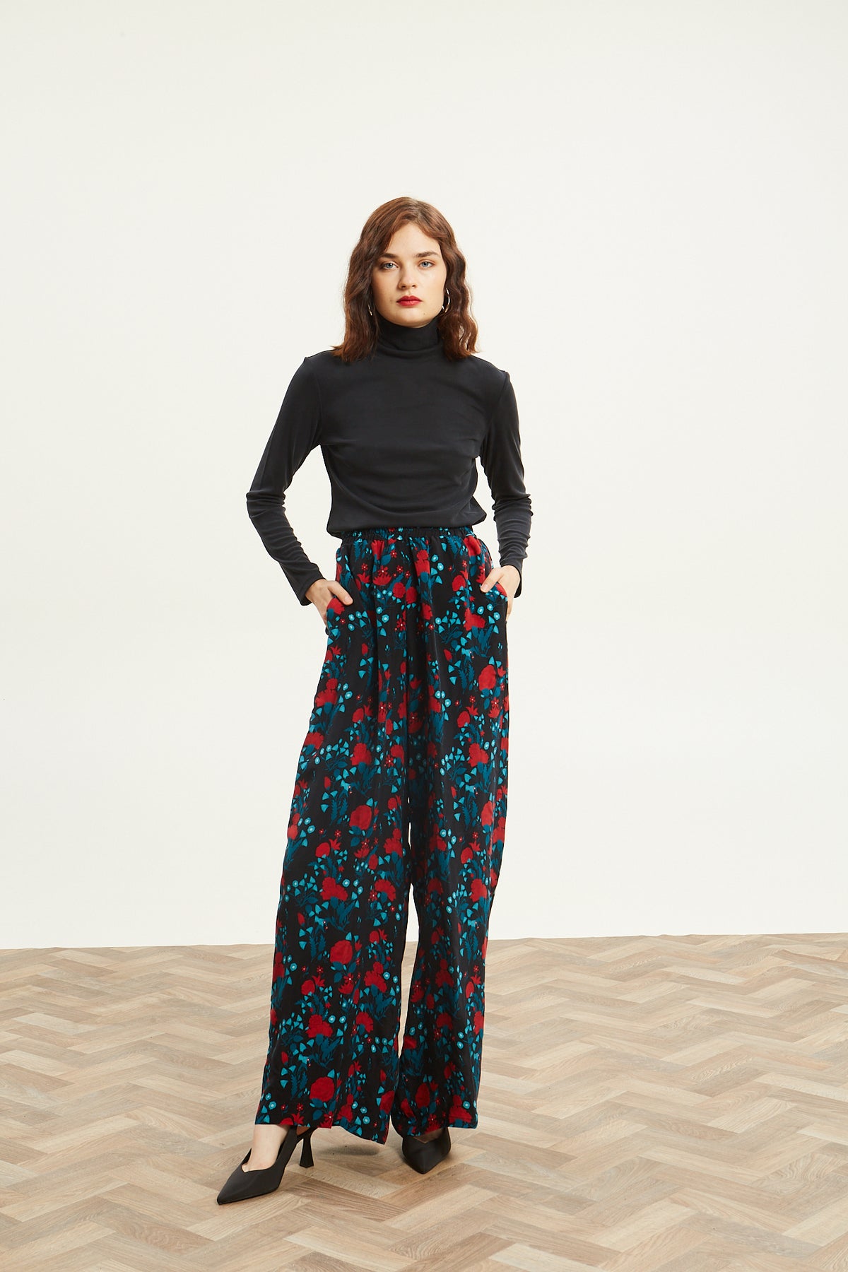 Nina turtleneck black top
