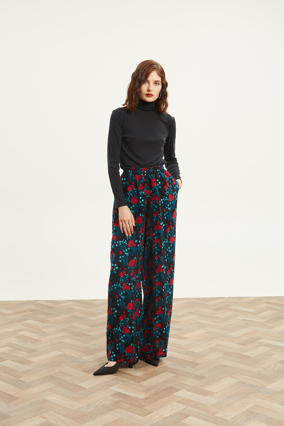 Nina turtleneck black top