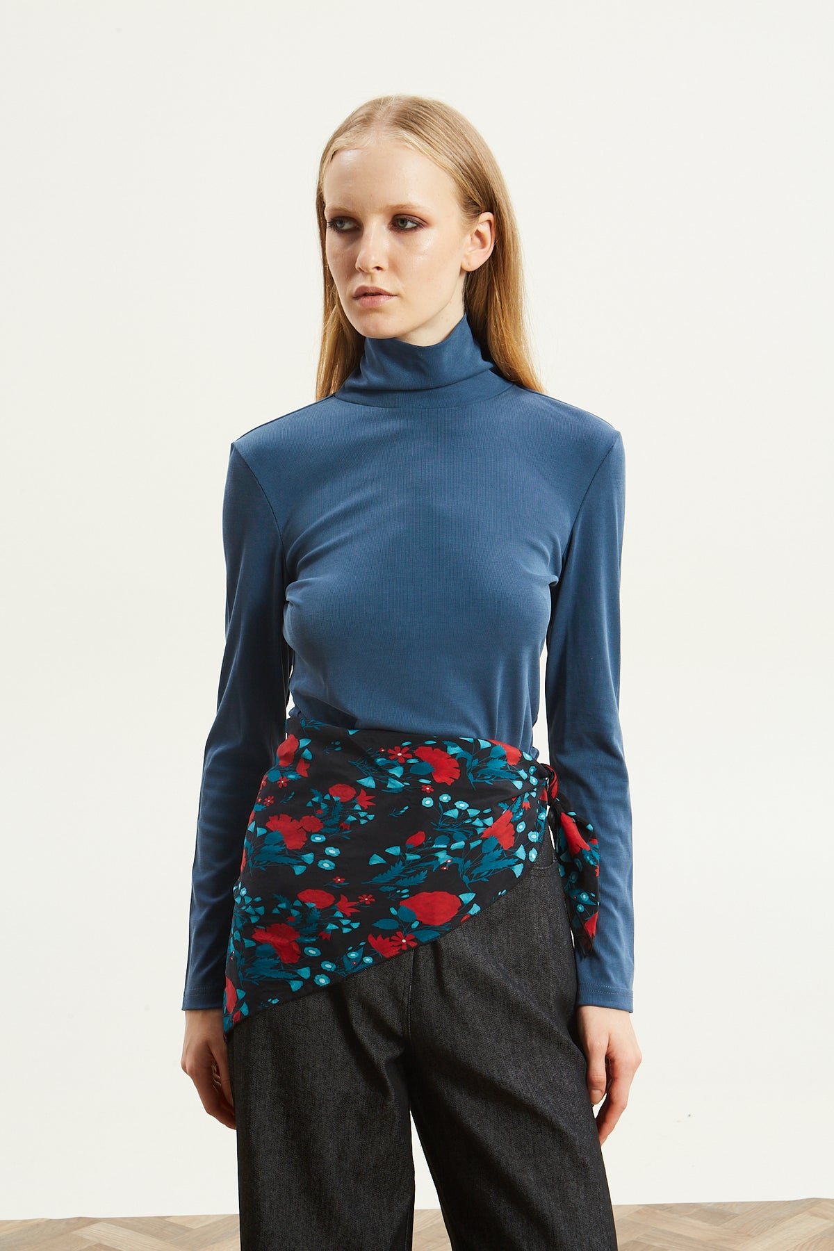 Nina turtleneck blue top