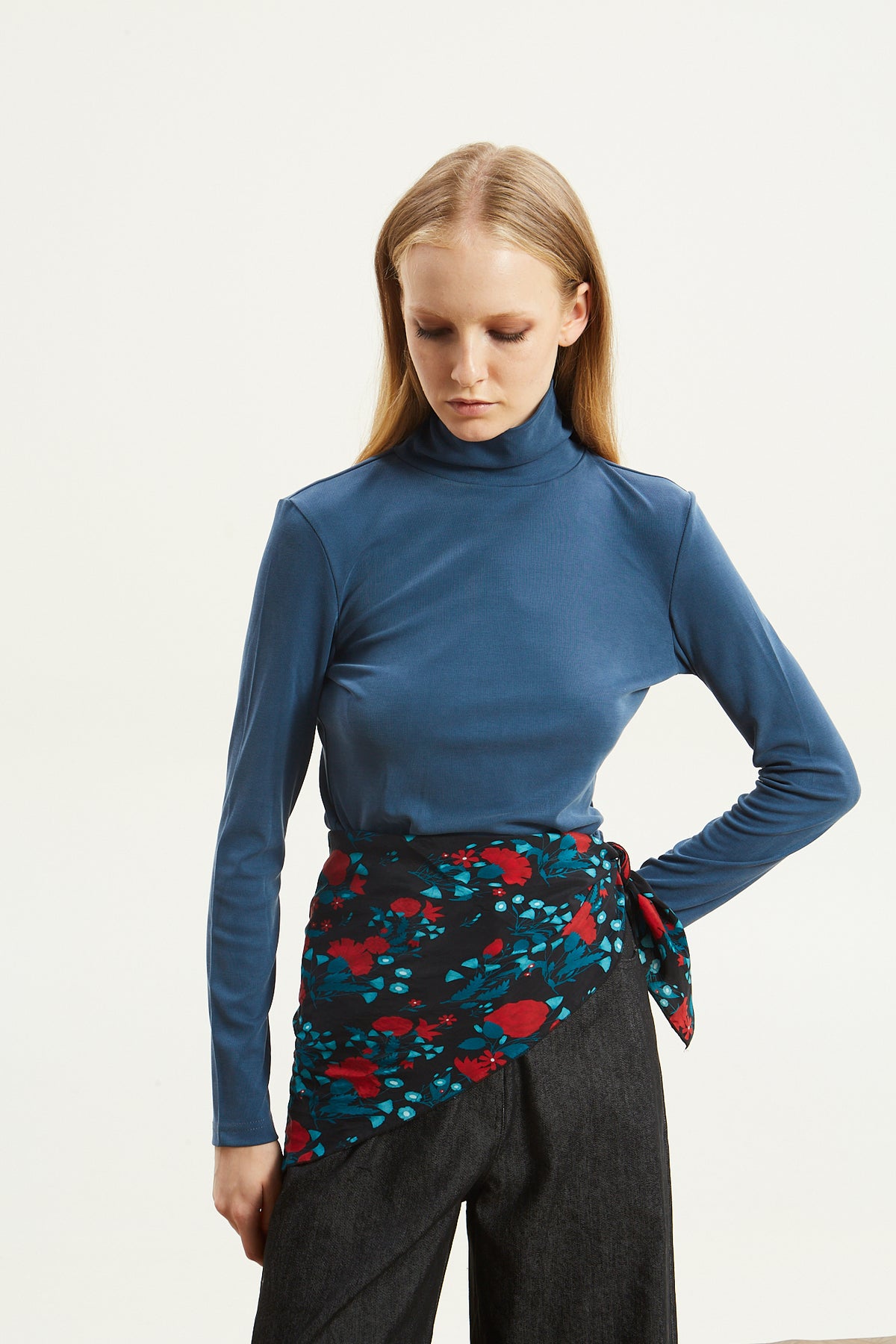 Nina turtleneck blue top